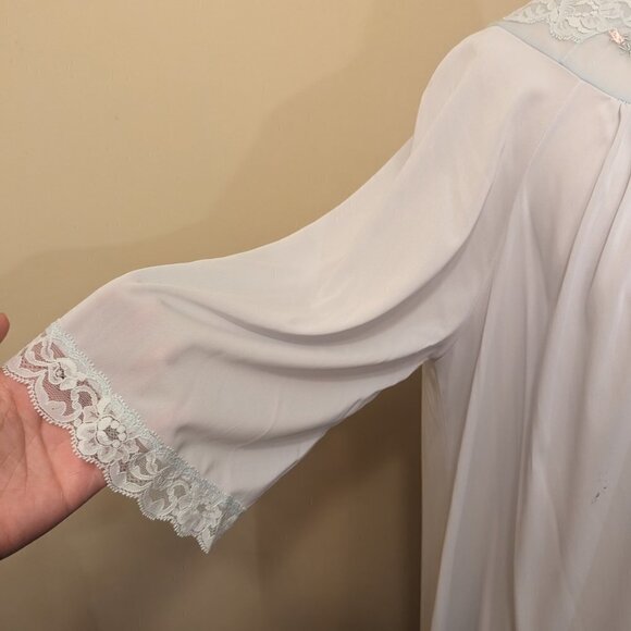 VINTAGE Shadow Line robe, light blue, nylon, rose details, size Large - Picture 3 of 13